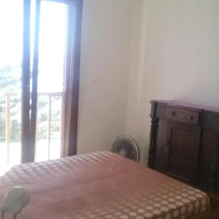 Spiti Vassili Kai Eirinis Melissinou Naxos City